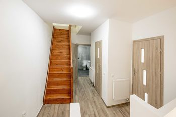 Schody do 2. patra - Prodej domu 237 m², Stvolová