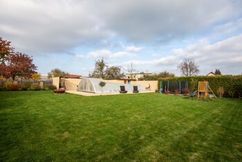 Zahrada s bazénem a dětským koutem - Prodej domu 363 m², Jihlava