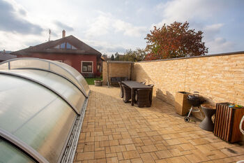 Posezení u bazénu - Prodej domu 363 m², Jihlava