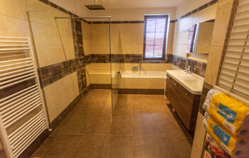 Koupelna v přízemí - Prodej domu 363 m², Jihlava