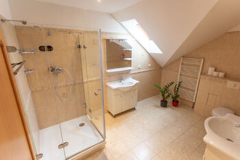 Koupelna v prvním patře - Prodej domu 363 m², Jihlava