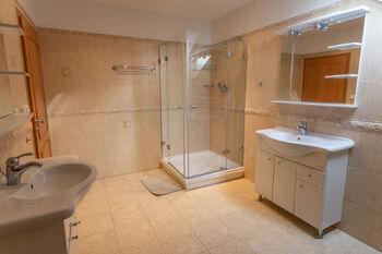 Koupelna v prvním patře - Prodej domu 363 m², Jihlava