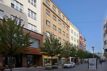 Čelní pohled na dům z ul. 28. října - Prodej bytu 3+kk v osobním vlastnictví 82 m², Ostrava 
