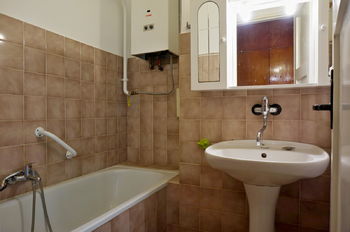 Koupelna s vanou a umyvadlem, 2,6 m2 - Prodej bytu 3+kk v osobním vlastnictví 82 m², Ostrava