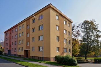 Čelní pohled na bytový dům - Prodej bytu 2+1 v osobním vlastnictví 54 m², Ostrava 