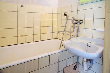 Koupelna s vanou, 2,2 m2 - Prodej bytu 2+1 v osobním vlastnictví 54 m², Ostrava