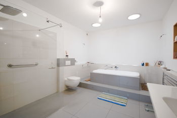 koupelna - Prodej bytu 3+kk v osobním vlastnictví 250 m², Olomouc