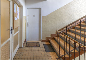 Chodba domu se vstupem do bytu - Prodej bytu 3+1 v osobním vlastnictví 74 m², Praha 4 - Krč