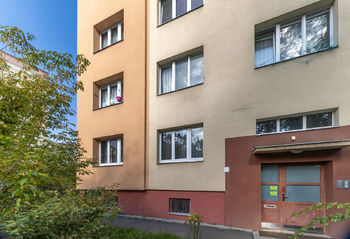 Pohled na dům z vnitrobloku - Prodej bytu 3+1 v osobním vlastnictví 74 m², Praha 4 - Krč
