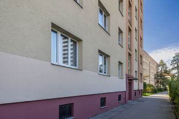 Pohled na dům z ulice Olbrachtova - Prodej bytu 3+1 v osobním vlastnictví 74 m², Praha 4 - Krč