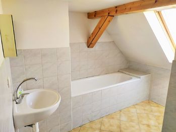 koupelna v podkroví - Prodej domu 255 m², Březnice