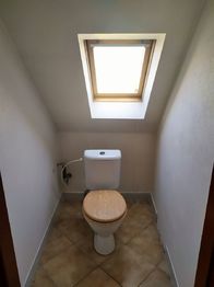 WC v podkroví - Prodej domu 255 m², Březnice