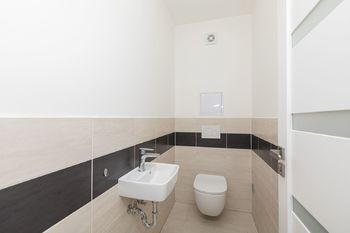 WC  - Prodej bytu 4+kk v osobním vlastnictví 81 m², Straškov-Vodochody