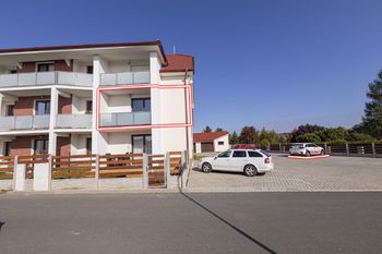 Pohled na dům - Prodej bytu 4+kk v osobním vlastnictví 81 m², Straškov-Vodochody