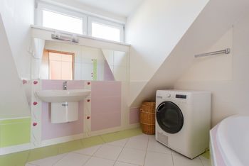 Také prostorná koupelna má nadstandardně okno. - Prodej bytu 3+kk v družstevním vlastnictví 69 m², Brno