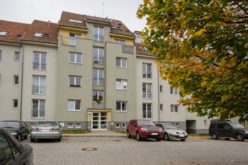 Před domem (ale i za domem) je možné zaparkovat. - Prodej bytu 3+kk v družstevním vlastnictví 69 m², Brno