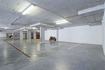 vnitřní parkovací stání C16 - Prodej bytu 1+kk v osobním vlastnictví 45 m², Plzeň
