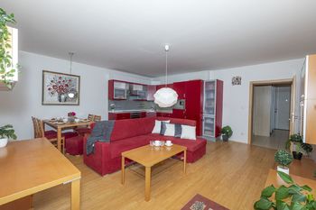 Obývací pokoj s kuchyňským koutem - Prodej bytu 2+kk v osobním vlastnictví 57 m², Praha 8 - Kobylisy