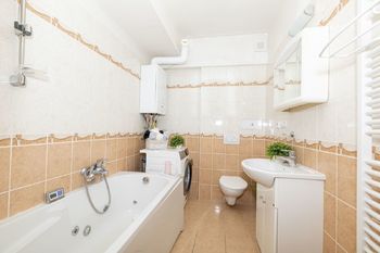 Koupelna - Prodej bytu 2+kk v osobním vlastnictví 57 m², Praha 8 - Kobylisy
