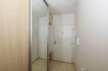 Vstupní chodba - Prodej bytu 2+kk v osobním vlastnictví 57 m², Praha 8 - Kobylisy