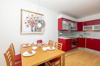 Obývací pokoj s kuchyňským koutem - Prodej bytu 2+kk v osobním vlastnictví 57 m², Praha 8 - Kobylisy