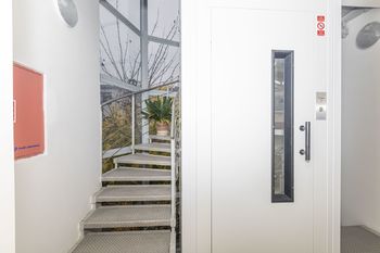 Schodiště s výtahem - Prodej bytu 2+kk v osobním vlastnictví 57 m², Praha 8 - Kobylisy