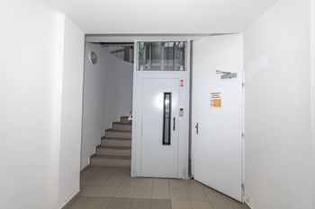 Výtah - Prodej bytu 2+kk v osobním vlastnictví 57 m², Praha 8 - Kobylisy