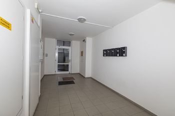 Vstupní chodba domu - Prodej bytu 2+kk v osobním vlastnictví 57 m², Praha 8 - Kobylisy