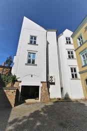 pohled na budovu z vnitrobloku - Prodej komerčního objektu 366 m², Jindřichův Hradec
