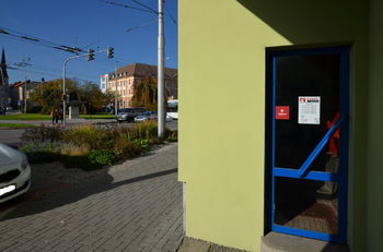 pohled od vstupu na Senovážné náměstí - Pronájem obchodních prostor 92 m², České Budějovice