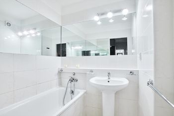 koupelna - Prodej bytu 3+1 v osobním vlastnictví 77 m², Praha 4 - Háje