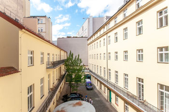 Pohled z kanceláří do dvora - Pronájem kancelářských prostor 77 m², Praha 1 - Nové Město