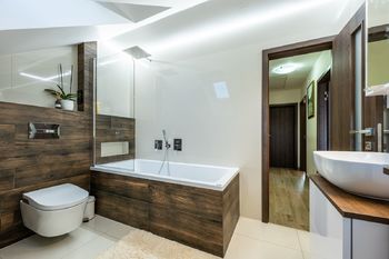 koupelna 2NP - Prodej domu 109 m², Boršov nad Vltavou