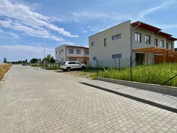 Novostavba nízkoenergetického domu v Říčanech - Prodej bytu 4+kk v osobním vlastnictví 108 m², Říčany