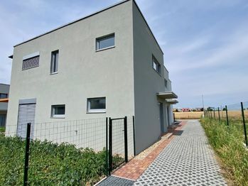Novostavba nízkoenergetického domu v Říčanech - Prodej bytu 4+kk v osobním vlastnictví 108 m², Říčany