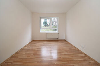 Ložnice - Prodej bytu 2+kk v osobním vlastnictví 43 m², Milovice