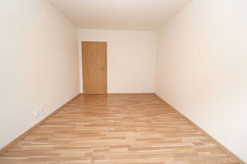 Ložnice - Prodej bytu 2+kk v osobním vlastnictví 43 m², Milovice