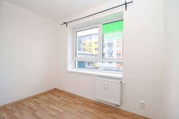 Pokoj - Prodej bytu 2+kk v osobním vlastnictví 43 m², Milovice