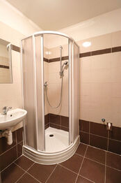 Koupelna - Prodej bytu 2+kk v osobním vlastnictví 43 m², Milovice