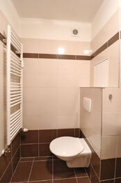 Koupelna - Prodej bytu 2+kk v osobním vlastnictví 43 m², Milovice