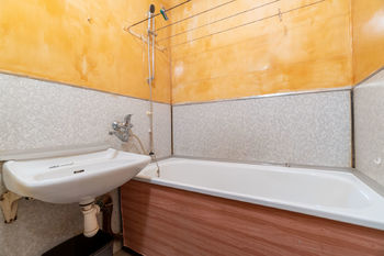 koupelna - Prodej bytu 3+1 v osobním vlastnictví 75 m², Ostrava