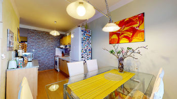 Kuchyň s jídelním koutem - Prodej bytu 3+1 v osobním vlastnictví 100 m², Praha 9 - Horní Počernice