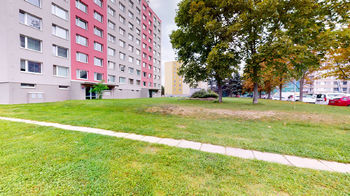 Zeleň kolem domu - Prodej bytu 3+1 v osobním vlastnictví 100 m², Praha 9 - Horní Počernice