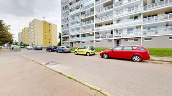 Parkování u domu - Prodej bytu 3+1 v osobním vlastnictví 100 m², Praha 9 - Horní Počernice