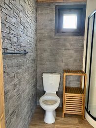 WC : ve standardu vybavení bidetové WC - Prodej bytu atypický v osobním vlastnictví 39 m², Ostrov