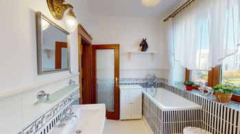 koupelna - Prodej domu 306 m², Jesenice