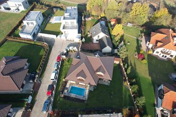 pohled na dům z ptačí perspektivy - Prodej domu 306 m², Jesenice