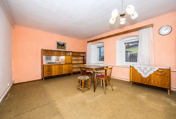 Obývací pokoj v přízemí - Prodej domu 150 m², Újezdeček