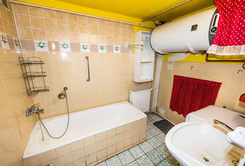 Koupelna v přízemí - Prodej domu 150 m², Újezdeček