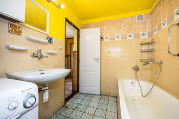 Koupelna v přízemí - Prodej domu 150 m², Újezdeček